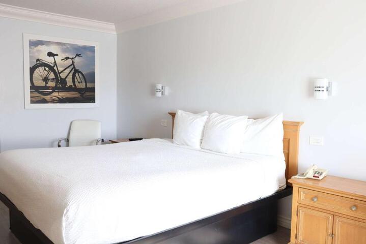 1 King Bed (2 of 19)