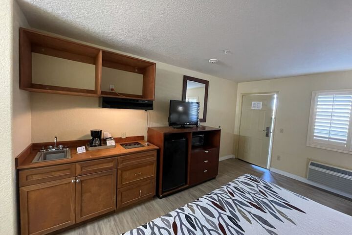 Room 11 of 16