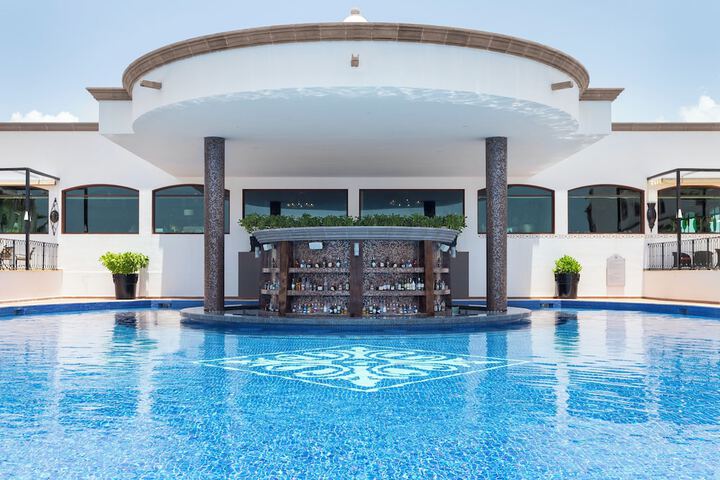 Swim-up bar