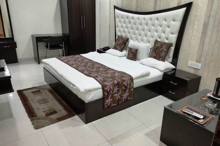 Room 6 of 24