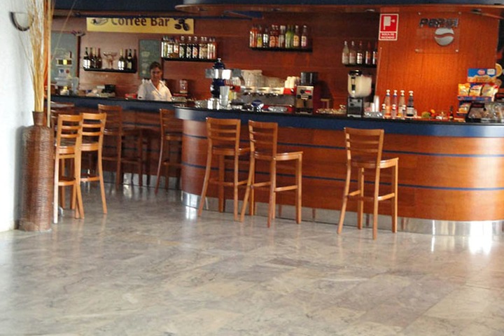 Lounge 53 of 80