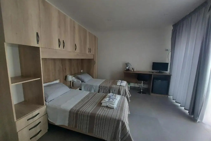 Room 4 of 8