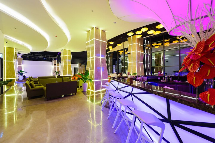 Lounge 73 of 101