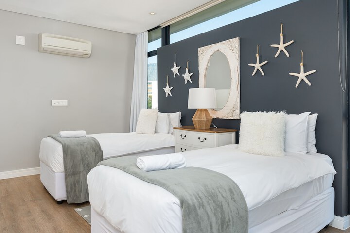 Room 5 of 32