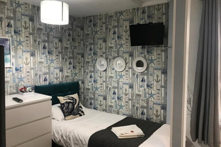 Room 4 of 27