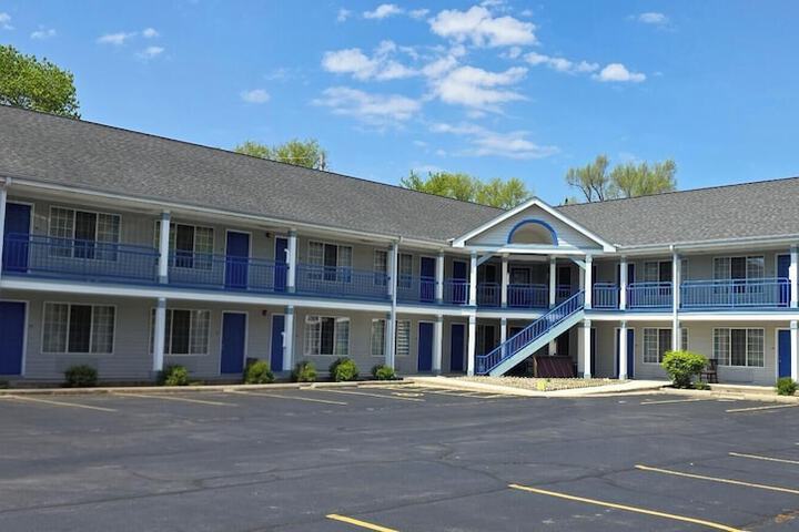 Exterior of Fontana Village Inn