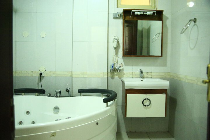Room 11 of 18