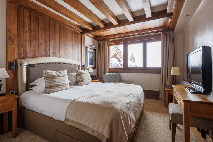 Room 2 of 32
