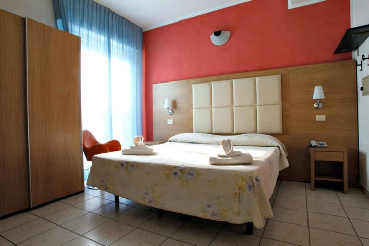 Room 7 of 27