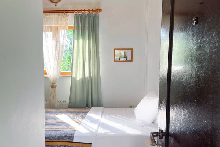 Room 3 of 34