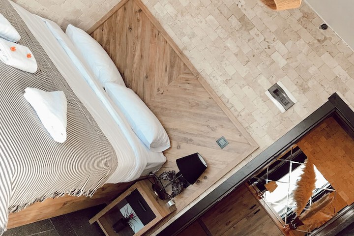 Room 15 of 52
