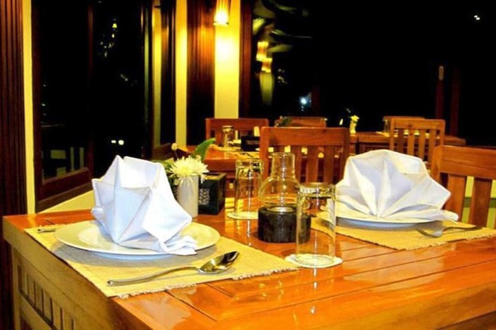 Dining 35 of 43
