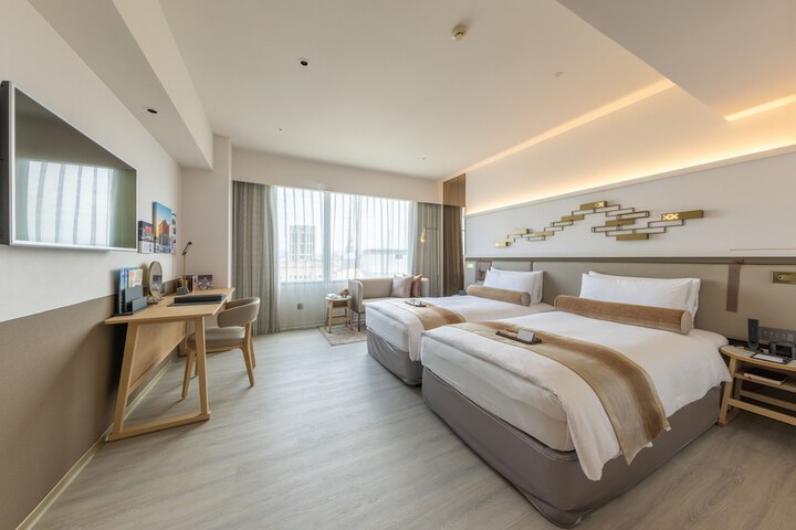 Room 4 of 32