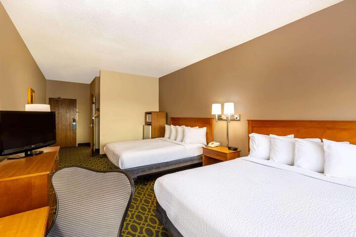 1 Queen Bed (8 of 19)