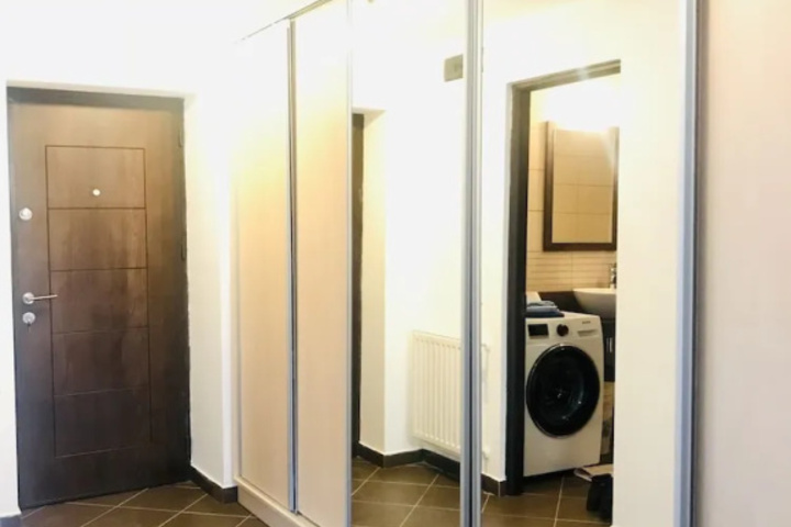 Room 5 of 9