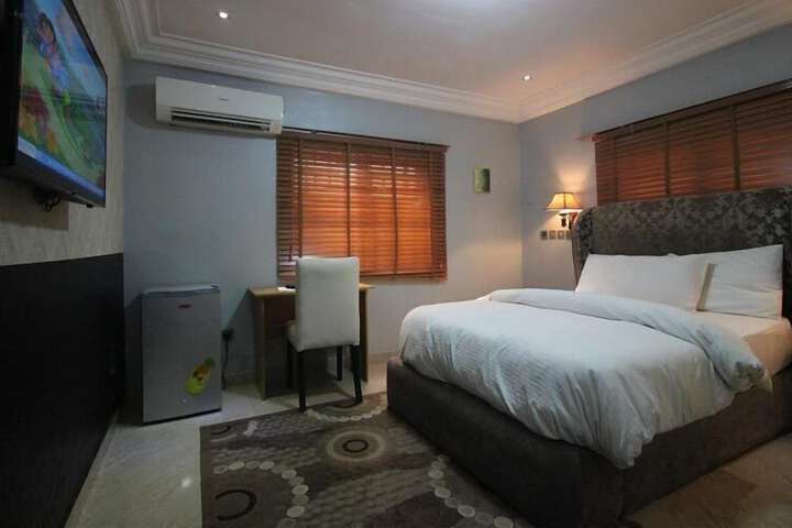 Room 6 of 14