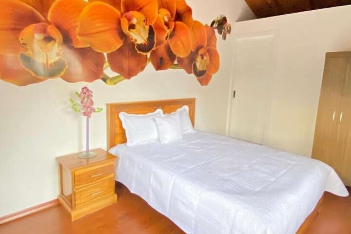 Room 6 of 18