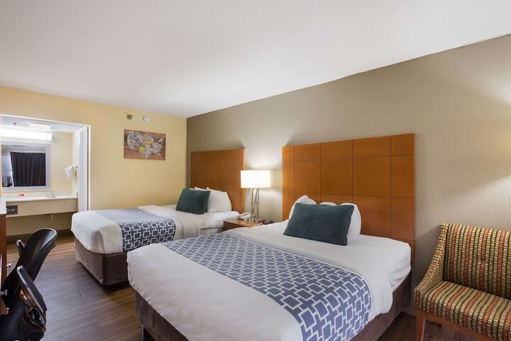 2 Queen Beds (1 of 10)