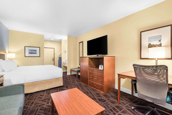Exclusive King Bed (17 of 20)