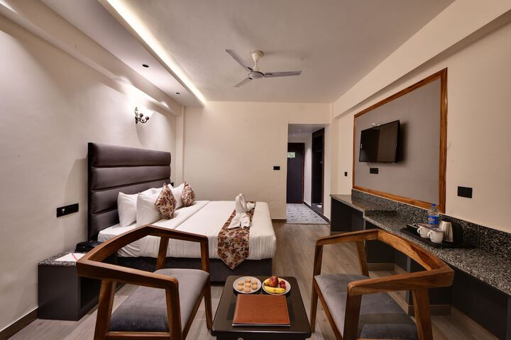 Room 5 of 18