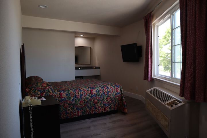 Room 4 of 20