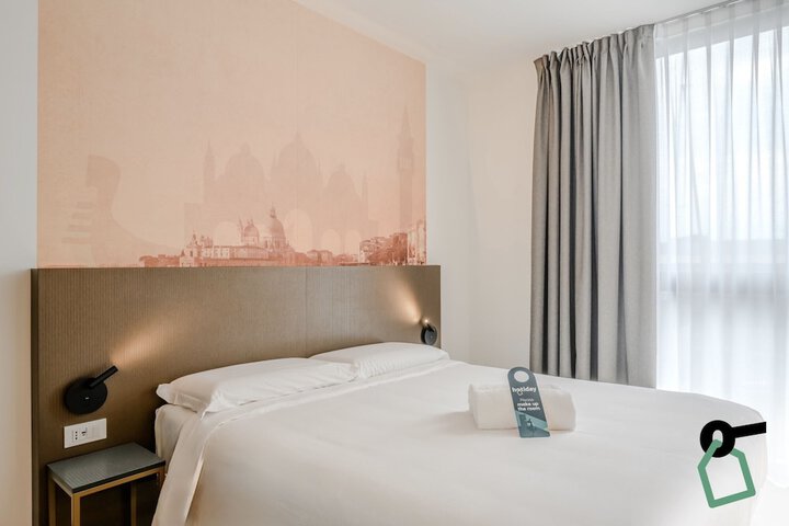 Room 5 of 44