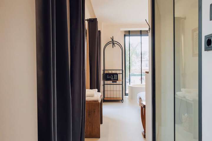 Room 33 of 190