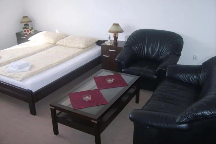 Room 6 of 9