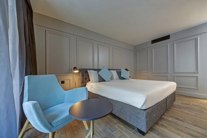 Room 8 of 33