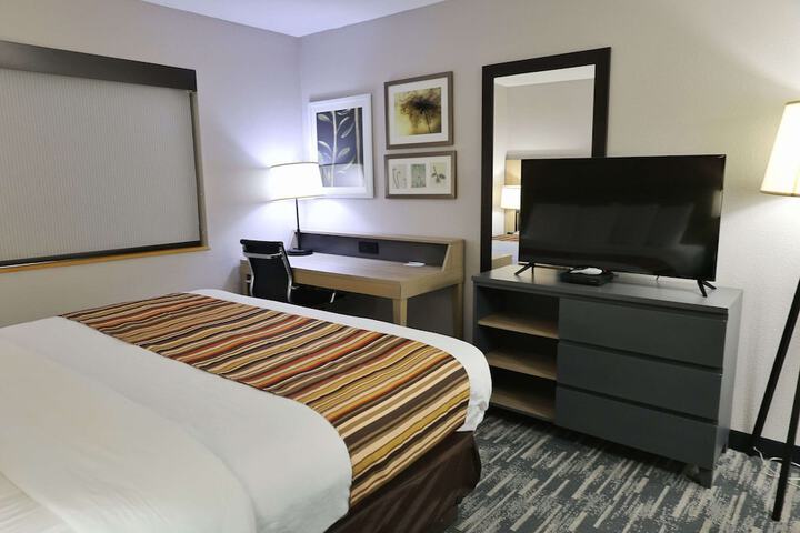 1 King Bed Accessible (14 of 16)