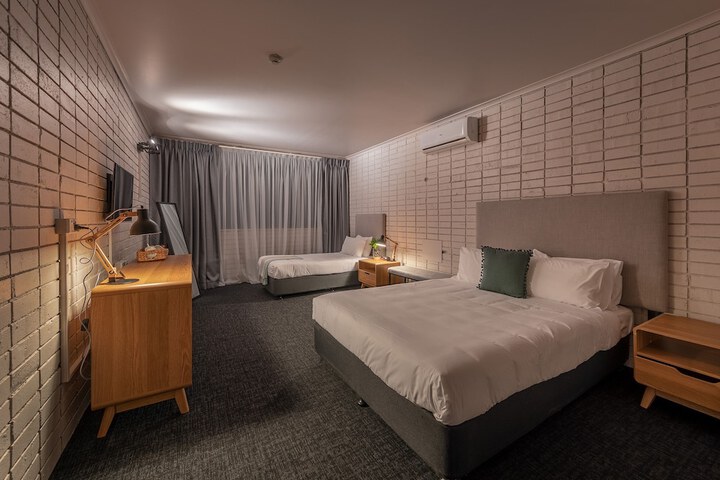 Room 8 of 16
