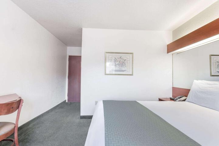 1 Queen Bed (14 of 14)