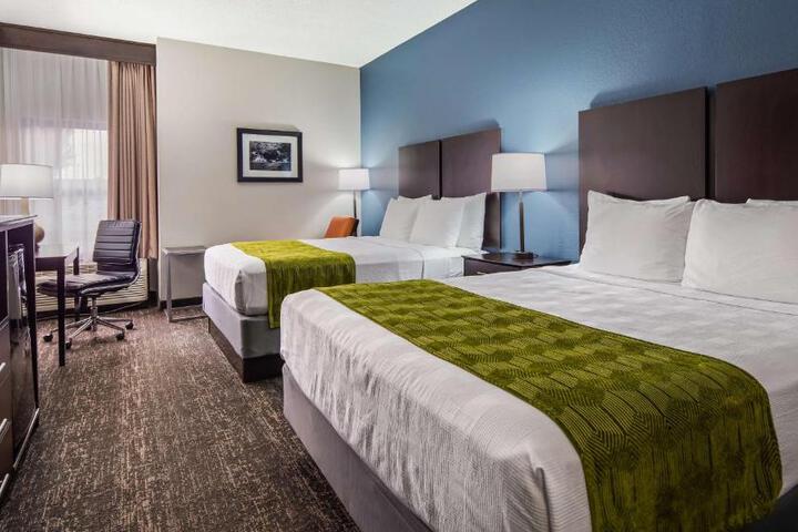 2 Queen Beds Microwave and Refrigerator WiFi Full Breakfast (2 of 4)