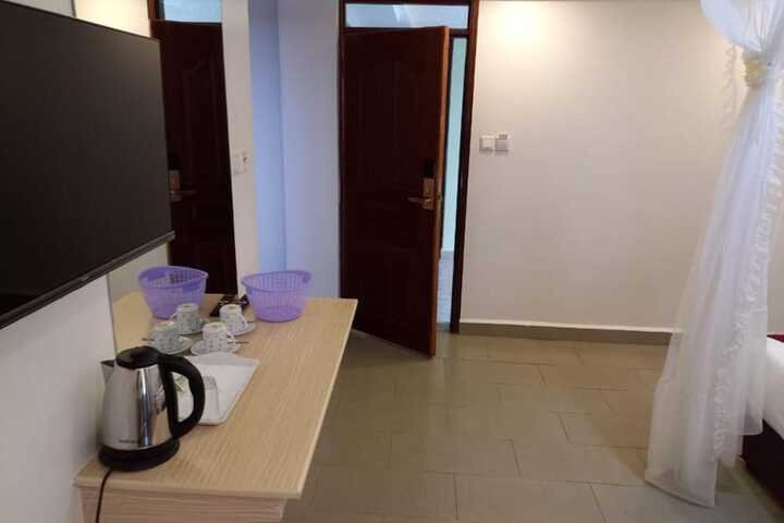 Room 5 of 18