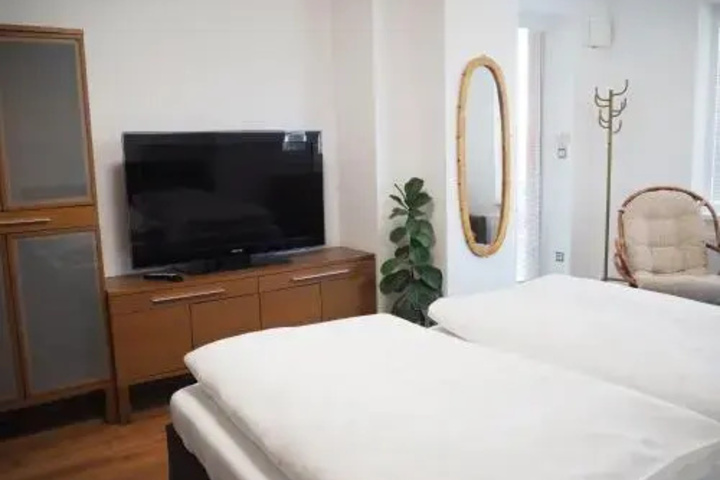 Room 4 of 12