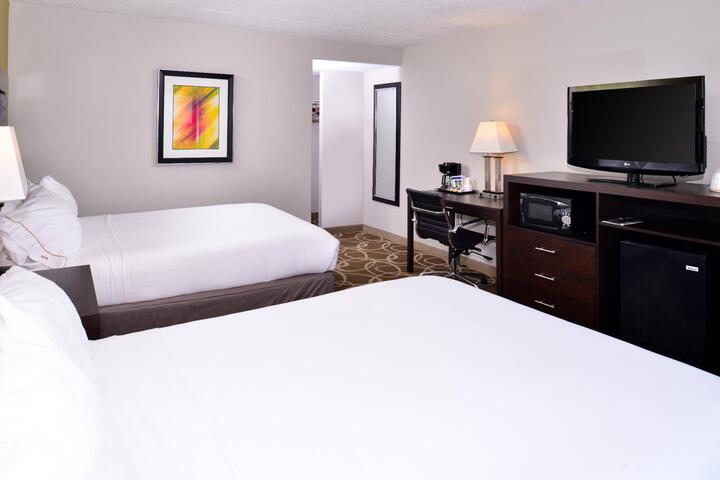 2 Queen Beds (1 of 11)