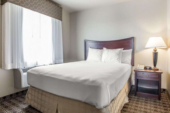 1 King Bed Business Room Efficiency Suite Upgrade (13 of 30)