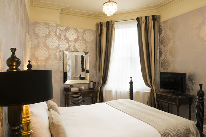 Room 8 of 82
