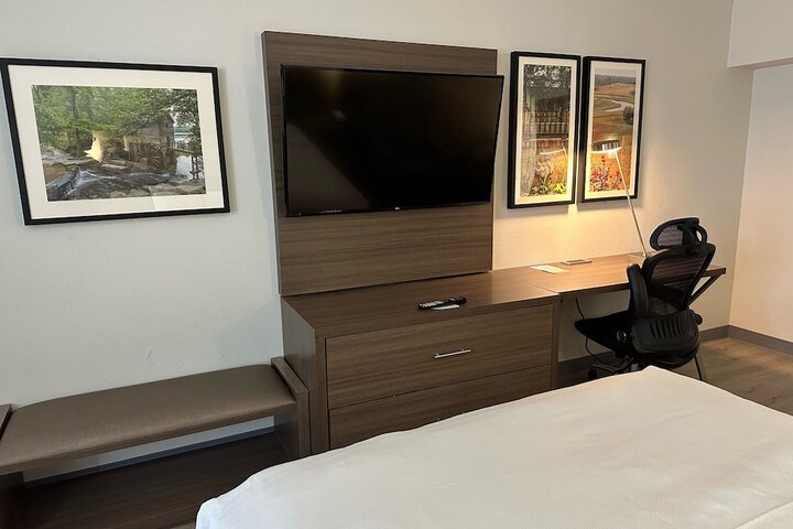 1 Queen Bed (5 of 6)