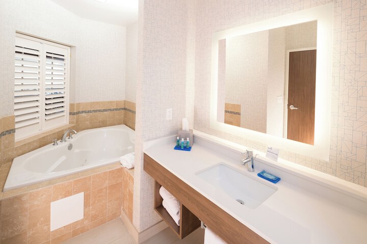 Room 14 of 28