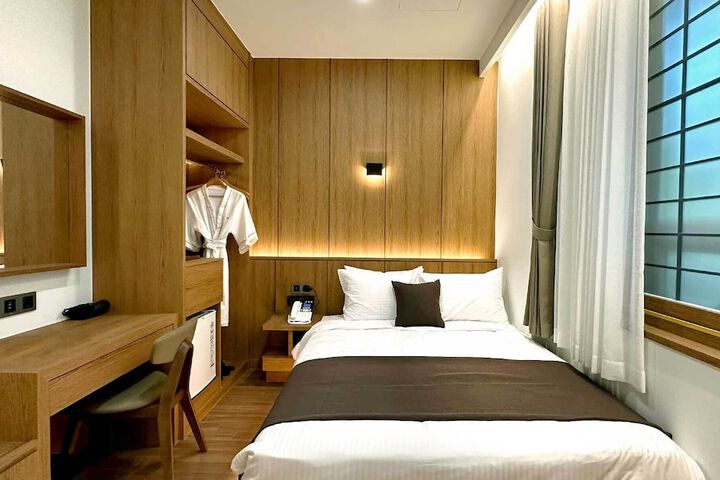 Room 10 of 42