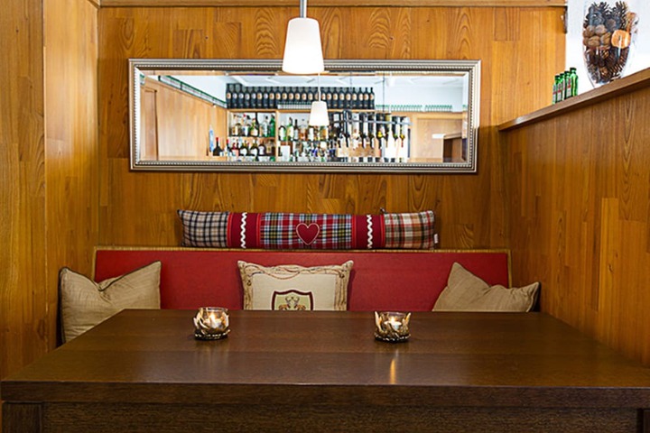 Lounge 38 of 44