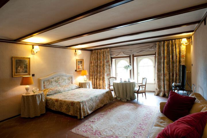 Room 9 of 34