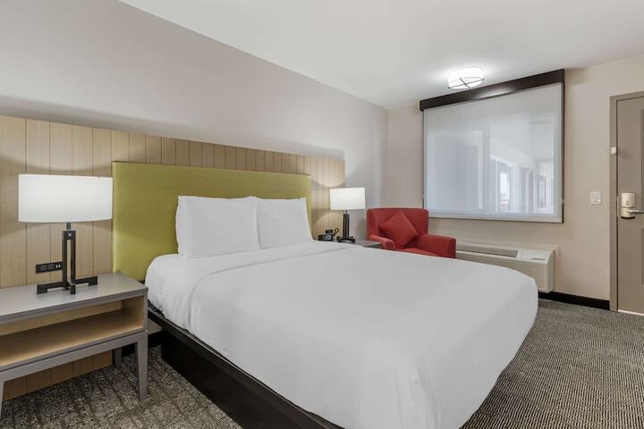 1 Queen Bed (5 of 23)
