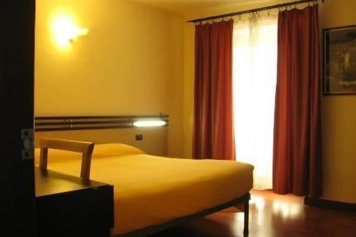 Room 6 of 13