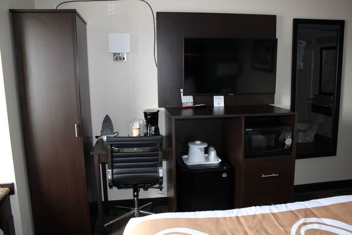 1 Queen Bed (4 of 16)