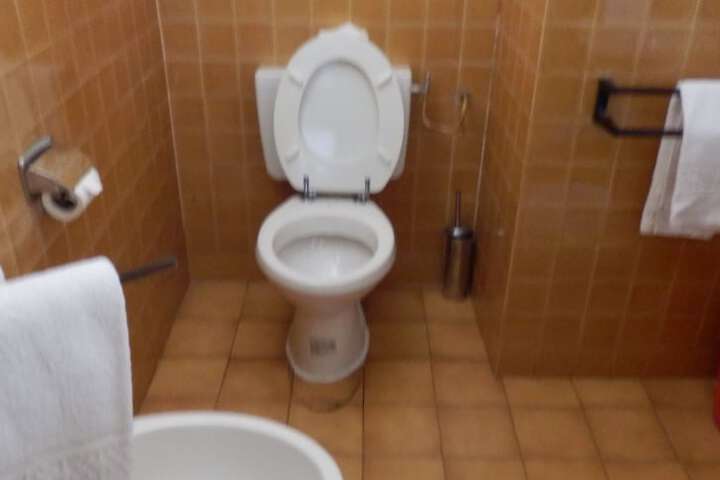 Room 5 of 9