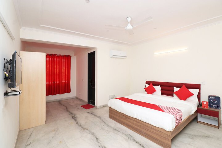 Room 8 of 16