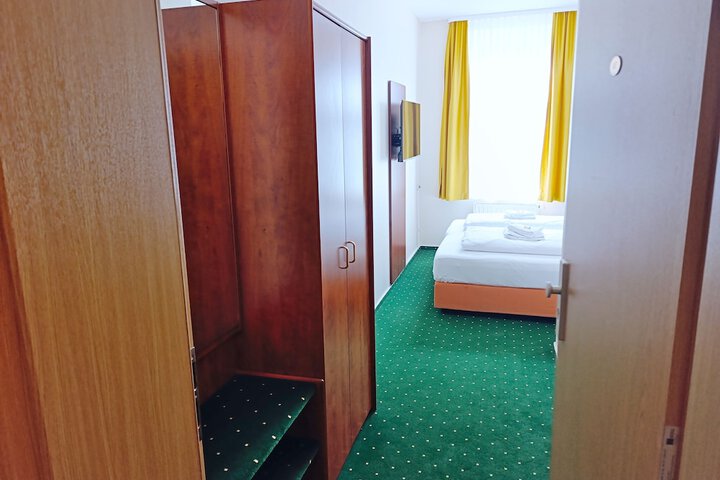 Room 13 of 36