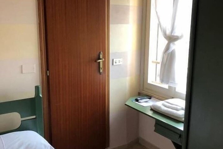 Room 8 of 11